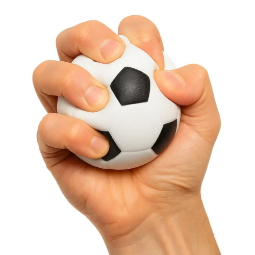 Démonstration d’une balle anti stress football pressée à la main avec d'autres modèles en arrière-plan