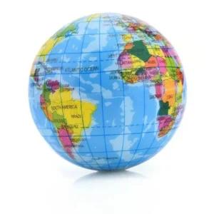 Balle anti stress en mousse représentant le globe terrestre, vue en angle sur fond blanc