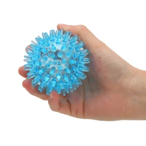 Balle anti stress hérisson bleue tenue dans une main, accessoire de massage et relaxation