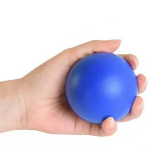 Balle anti stress bleue en mousse, tenue dans une main, outil de relaxation et d’exercice