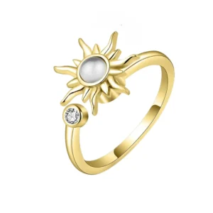 Bague anti stress motif soleil finition dorée, vue rapprochée