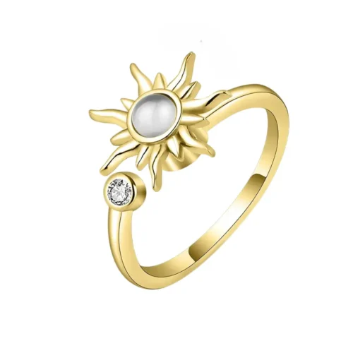Bague anti stress motif soleil finition dorée, vue rapprochée
